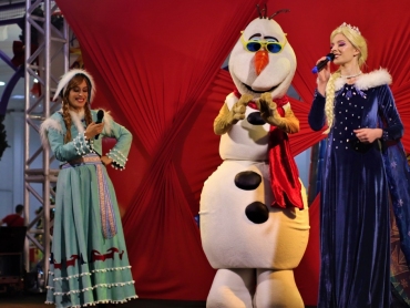 Espetáculo musical “Frozen” encanta famílias no Criciúma Shopping