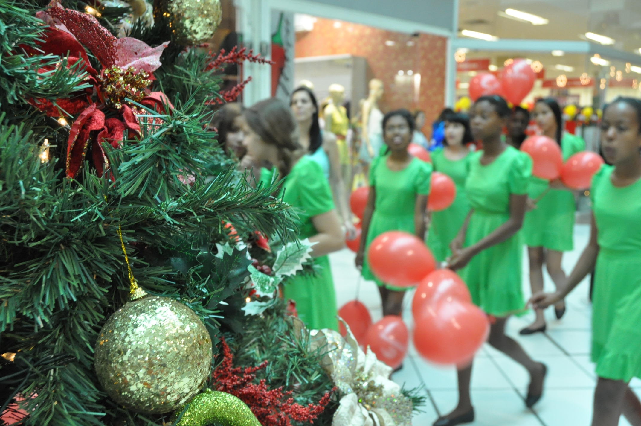 Coral Vozes da Esperança homenageia lojistas no Criciúma Shopping