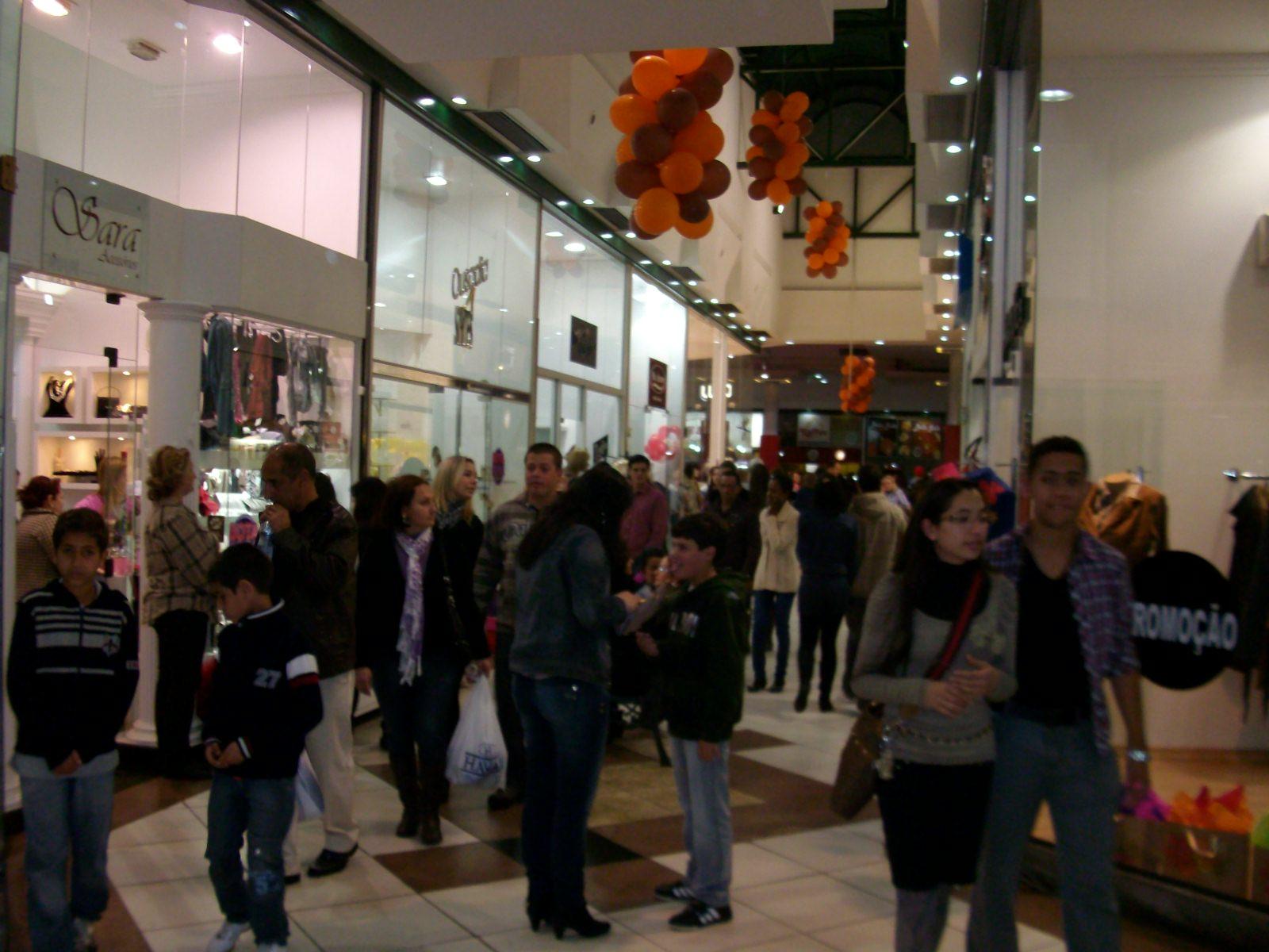 Sábado de shopping lotado e sacolas cheias