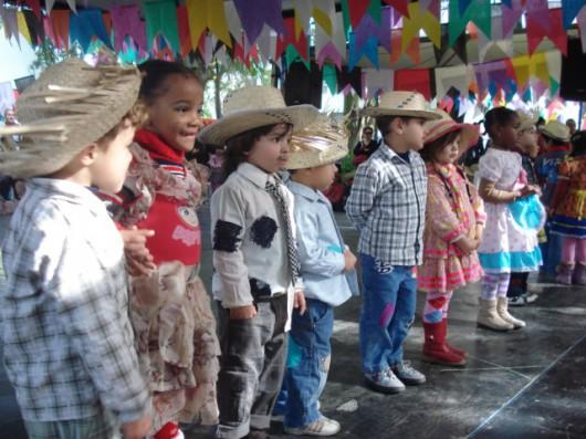 Muita música e dança no Arraial do Criciúma Shopping