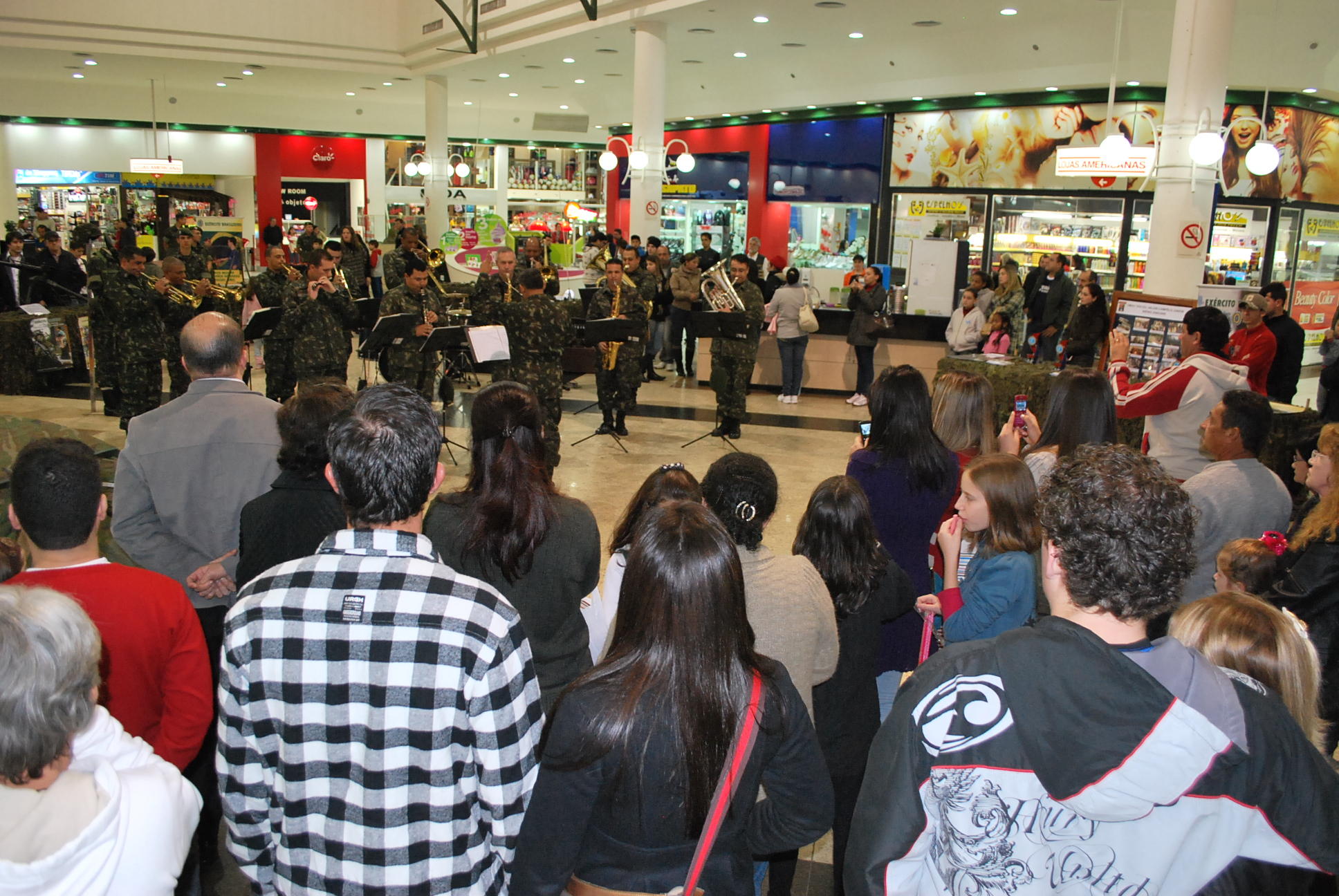 Orquestra do 28ª GAC faz apresentação no Criciúma Shopping