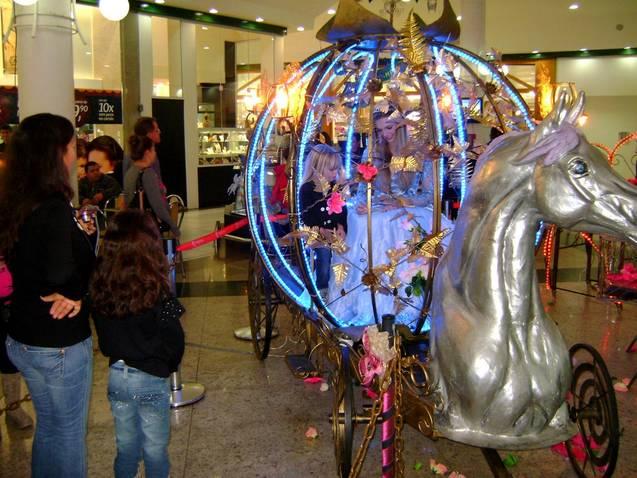 Cinderela encanta pais e crianças no Criciúma Shopping e encerra divulgação do “Show de Princesas”