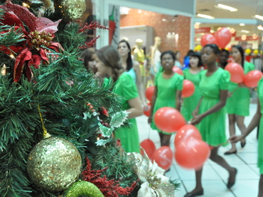 Coral Vozes da Esperança homenageia lojistas no Criciúma Shopping