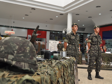 Soldados do Exército Brasileiro são homenageados com exposição