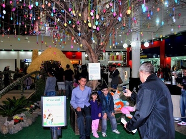 Espaço de Páscoa diverte as crianças no Criciúma Shopping