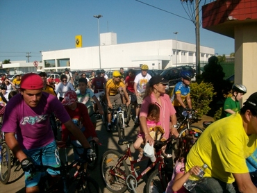 Passeio ciclístico reúne pais e filhos na tarde do feriado