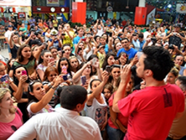 Rubens Daniel é recepcionado com aplausos no Criciúma Shopping