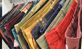 Calça colorida atrai o público masculino da De Lucca