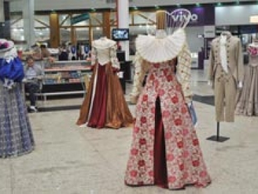 Moda do século passado é destaque de exposição no Criciúma Shopping 