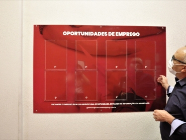 Apoiando a comunidade, Criciúma Shopping instala quadro de vagas de emprego