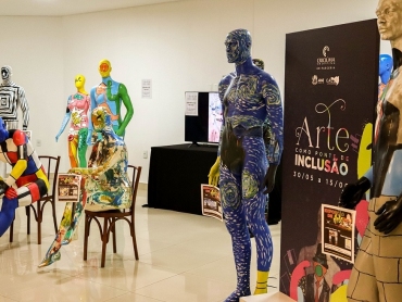 Exposição da APAE de Meleiro traz cores e muita arte ao Criciúma Shopping