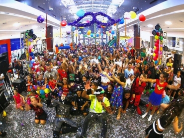 Dezenas de famílias caem na folia do 10º Bailinho de Carnaval do Criciúma Shopping