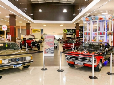Exposição de carros antigos toma conta do Criciúma Shopping
