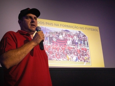 Criciúma Shopping recebe observador técnico do Flamengo em palestra direcionada a pais de atletas