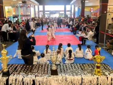Mais de 300 atletas disputam Festival de Karatê no Criciúma Shopping