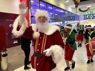 Embalado de muita música e repleto de carinho, Papai Noel chega ao Criciúma Shopping