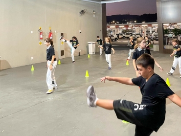 Em parceria com escola de capoeira, Criciúma Shopping é palco para arte marcial